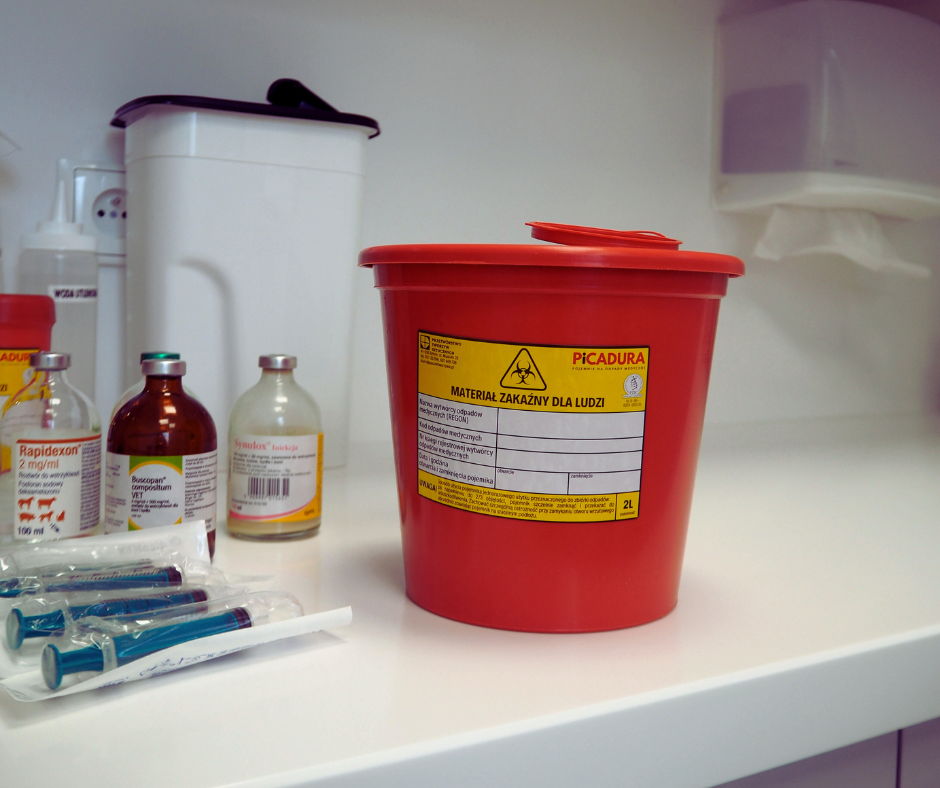 Pojemniki na odpady medyczne w gabinecie lekarskim – prawidłowe zabezpieczenie odpadów