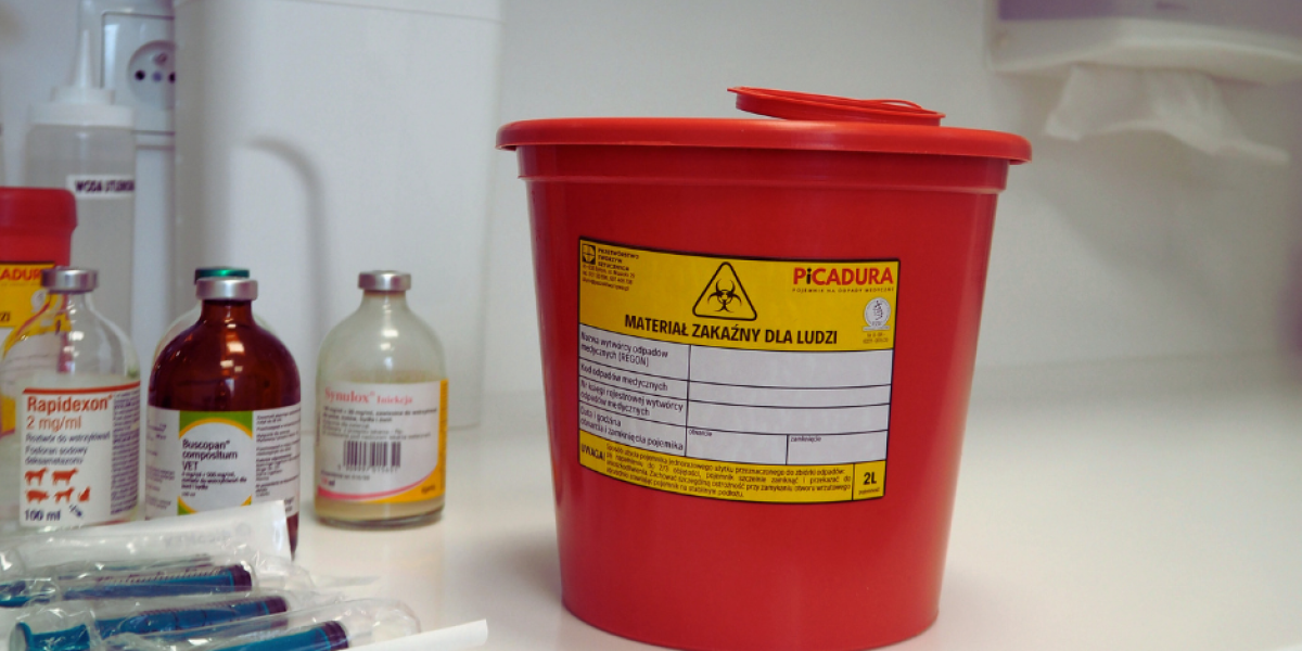 Pojemniki na odpady medyczne w gabinecie lekarskim – prawidłowe zabezpieczenie odpadów